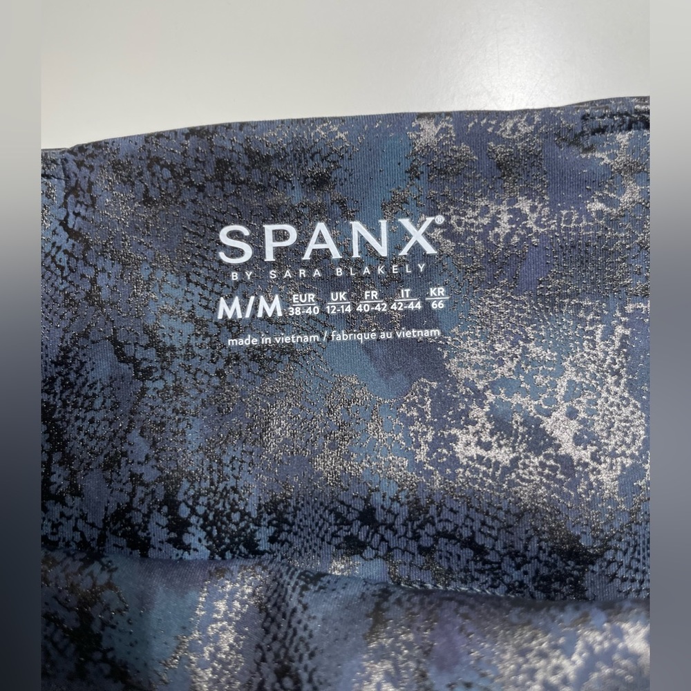 Spanx Shimmer Navy Reptile Leggings 7/8 Length Size M NWT Booty Boost - Picture 4 of 11